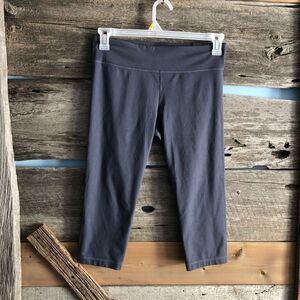 𝅺under Armour size Med Grey capri activewear leggings